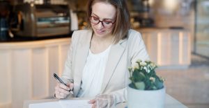 Katharina Lipok schreibt in ein Journal